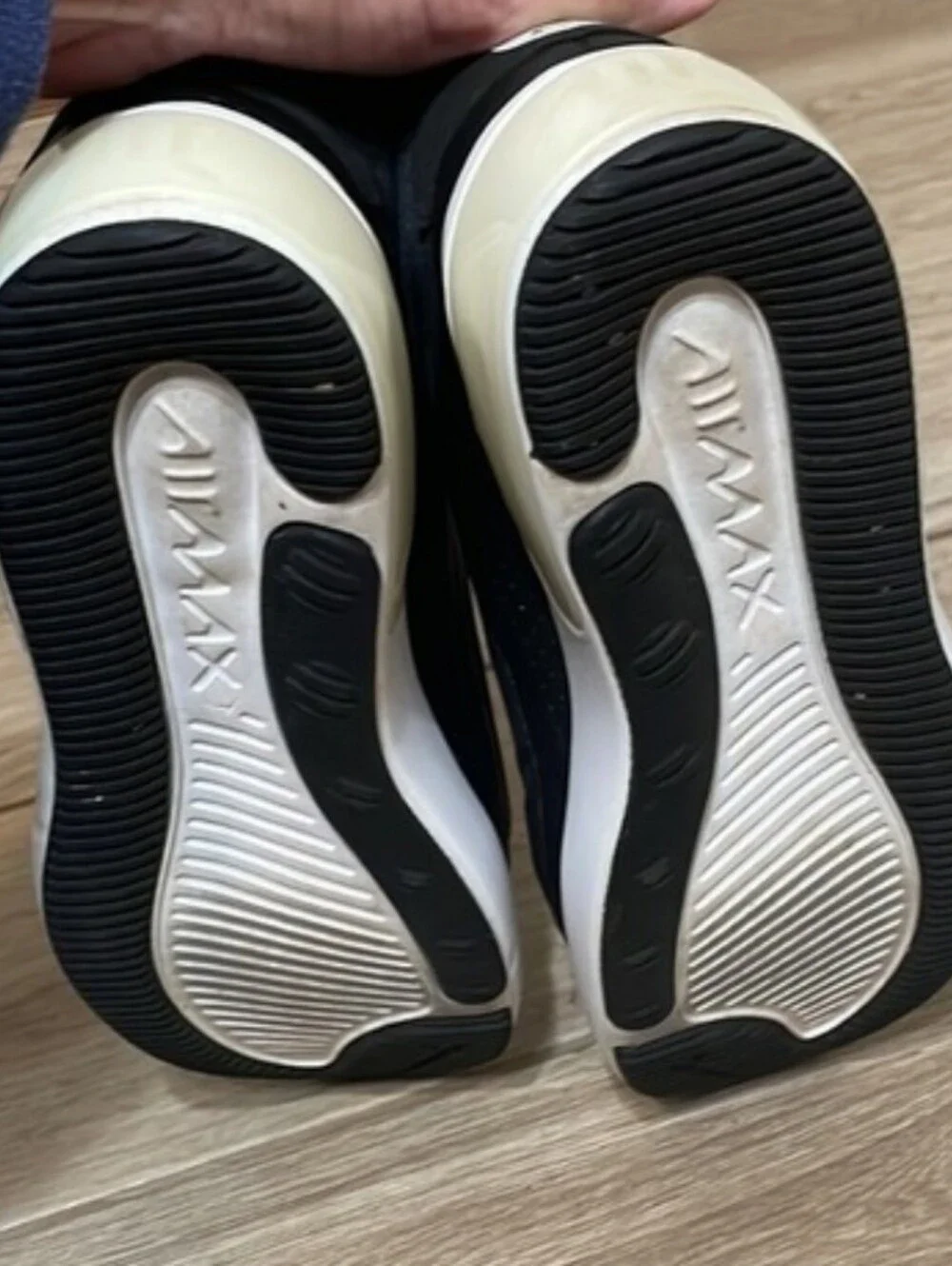 Women's Nike Air Max Dia  Black and White Sneakers Sz 8